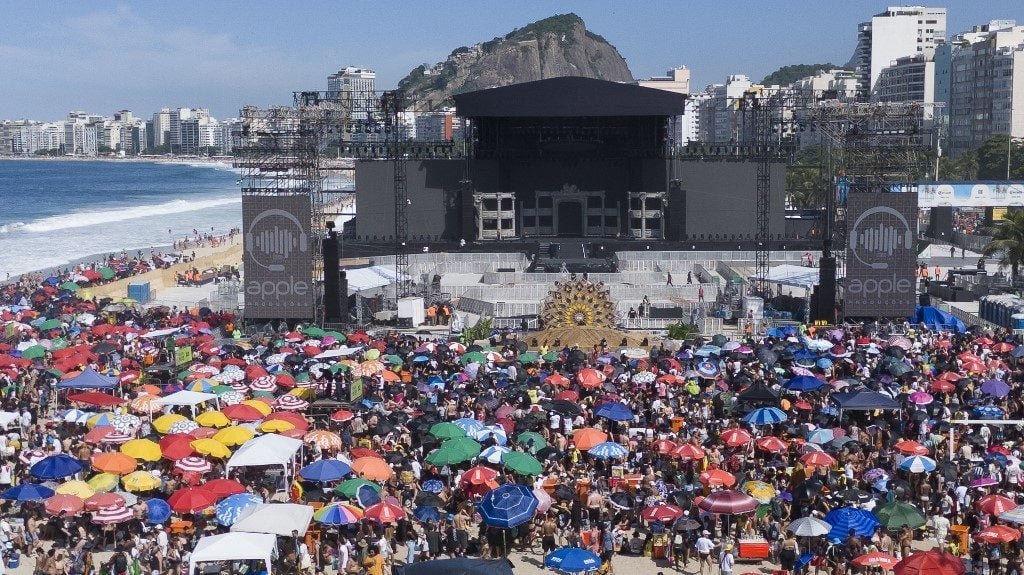 ista aérea noturna da Praia de Copacabana lotada