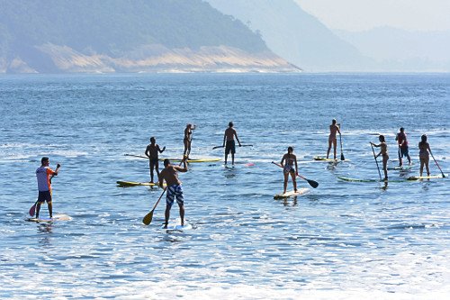 alguém remando de Stand Up Paddle nas águas calmas