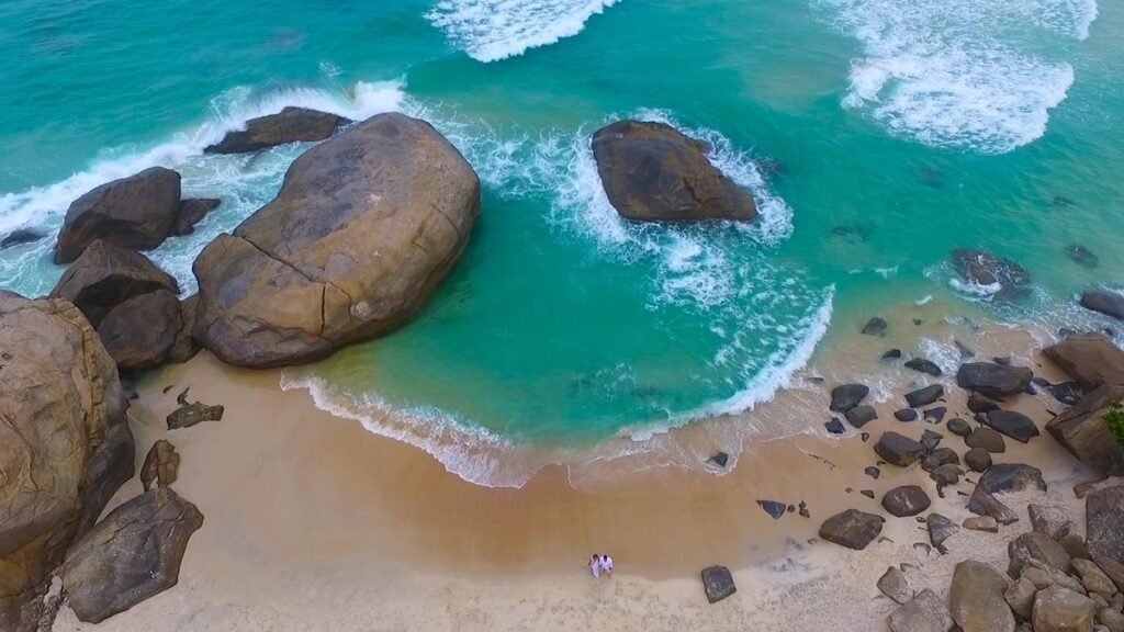 Foto focada no mar azul do Abricó