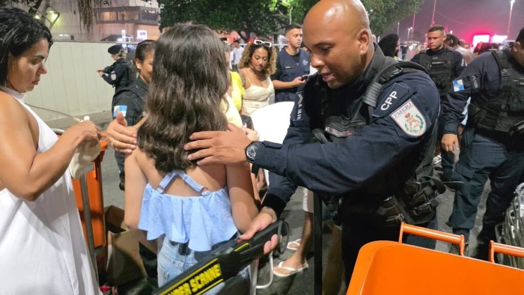 Ponto de revista policial com detector de metal em uma das entradas de acesso à Praia de Copacabana durante megaevento