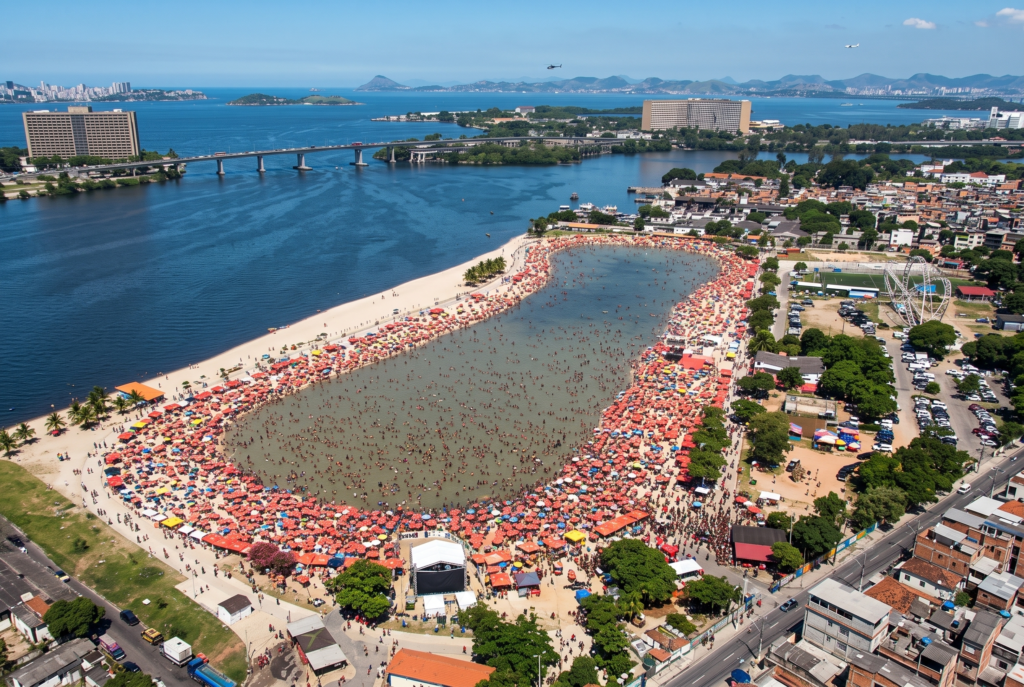 Uma fotografia aérea ou em ângulo aberto capturando o Piscinão de Ramos em um dia ensolaradono Piscinão de Ramos