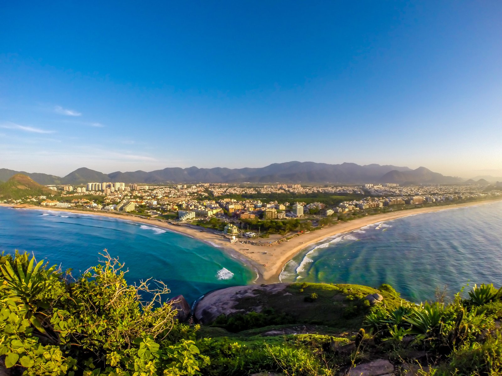 Barra e Recreio: Como escolher a praia certa para o seu estilo (e evitar a faixa errada de areia)