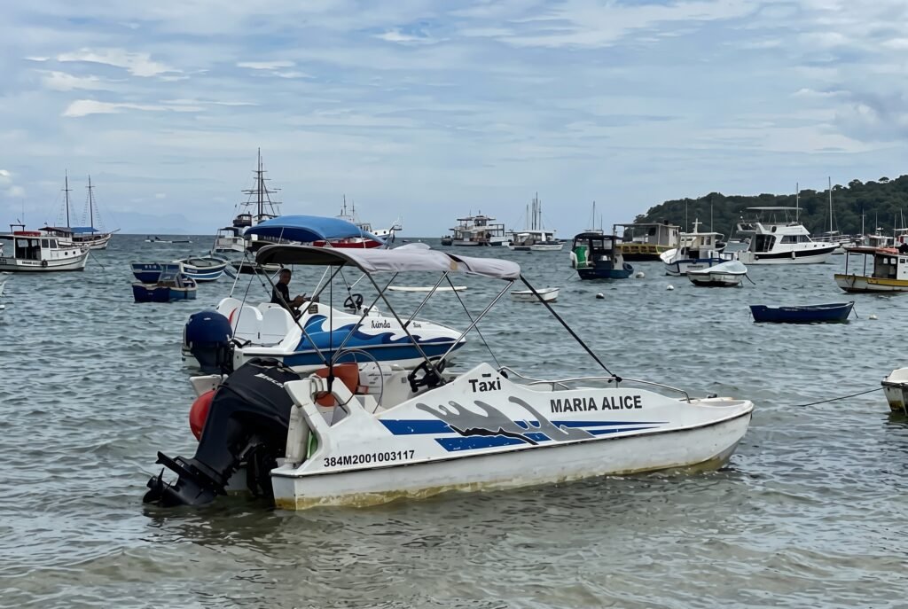 barco de aqua-táxi se aproximando da Azeda