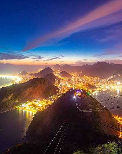 bondinho passando minúsculo lá no alto