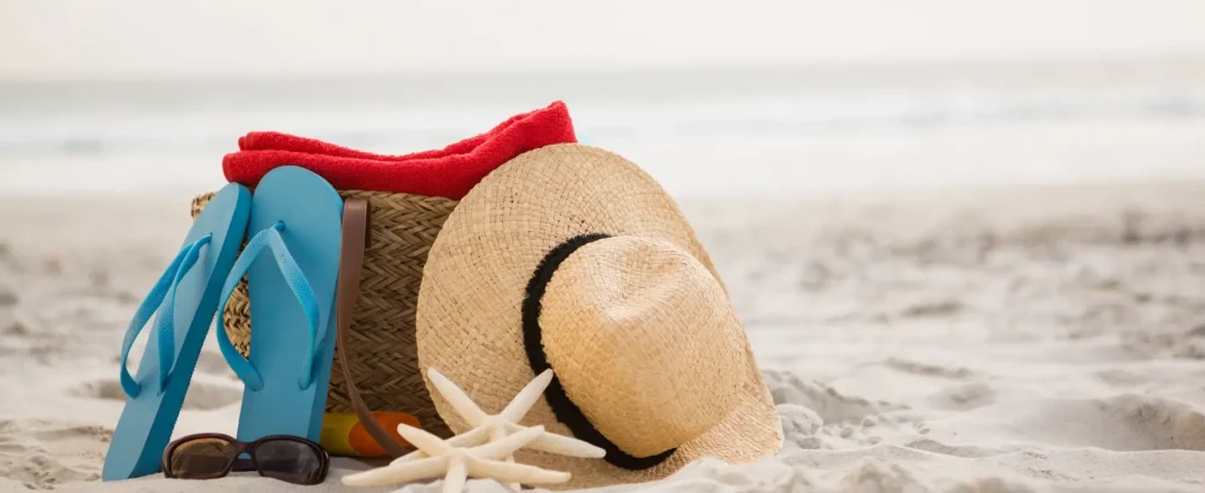 O Que Levar para Passar o Dia Inteiro na Praia: O Checklist à Prova de Perrengues (e de Preços Abusivos)