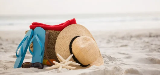 O Que Levar para Passar o Dia Inteiro na Praia: O Checklist à Prova de Perrengues (e de Preços Abusivos)