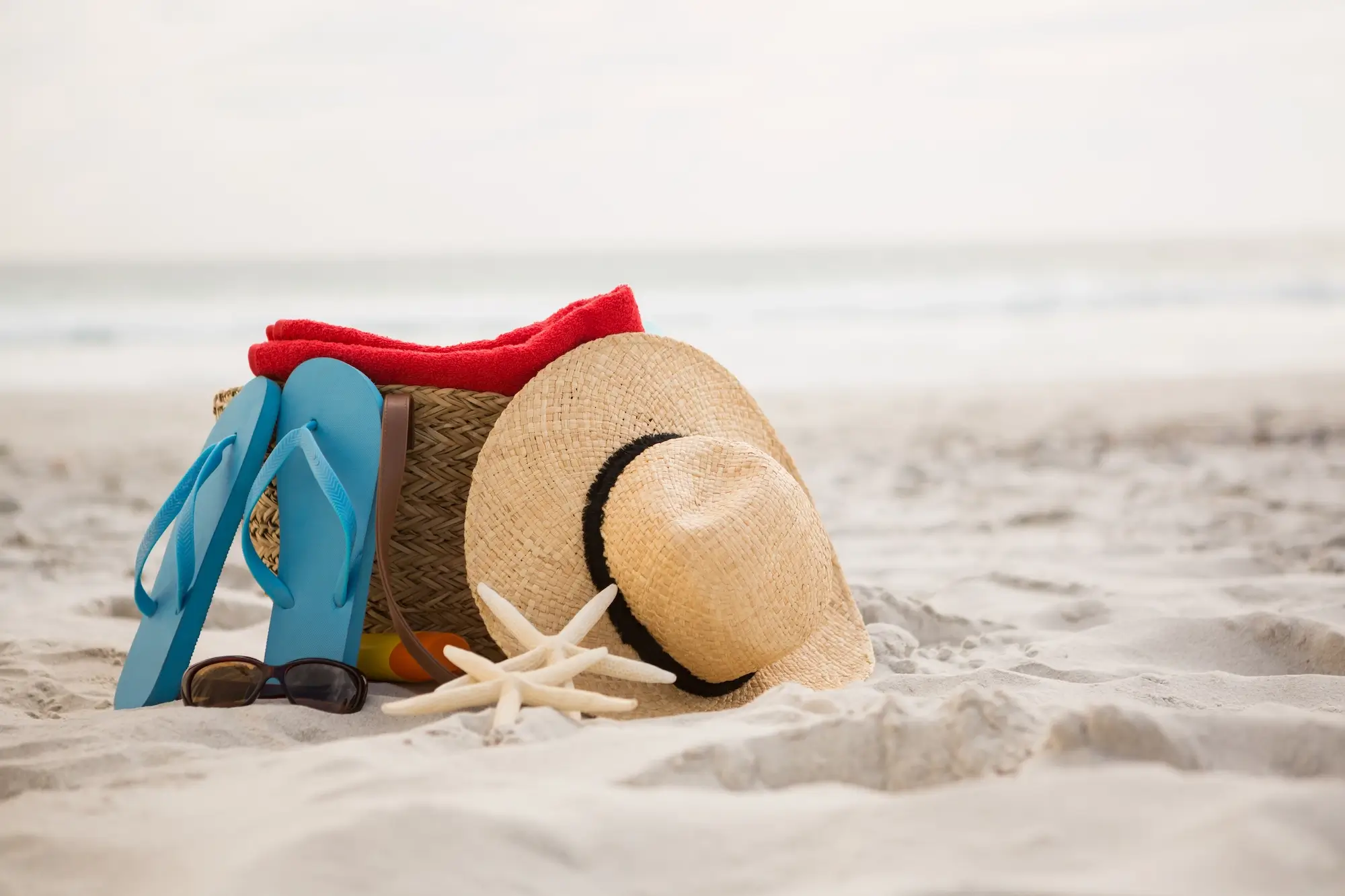 O Que Levar para Passar o Dia Inteiro na Praia: O Checklist à Prova de Perrengues (e de Preços Abusivos)