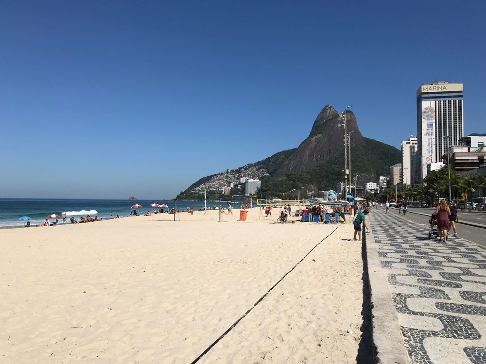 Praia do Leblon em um dia menos movimentado