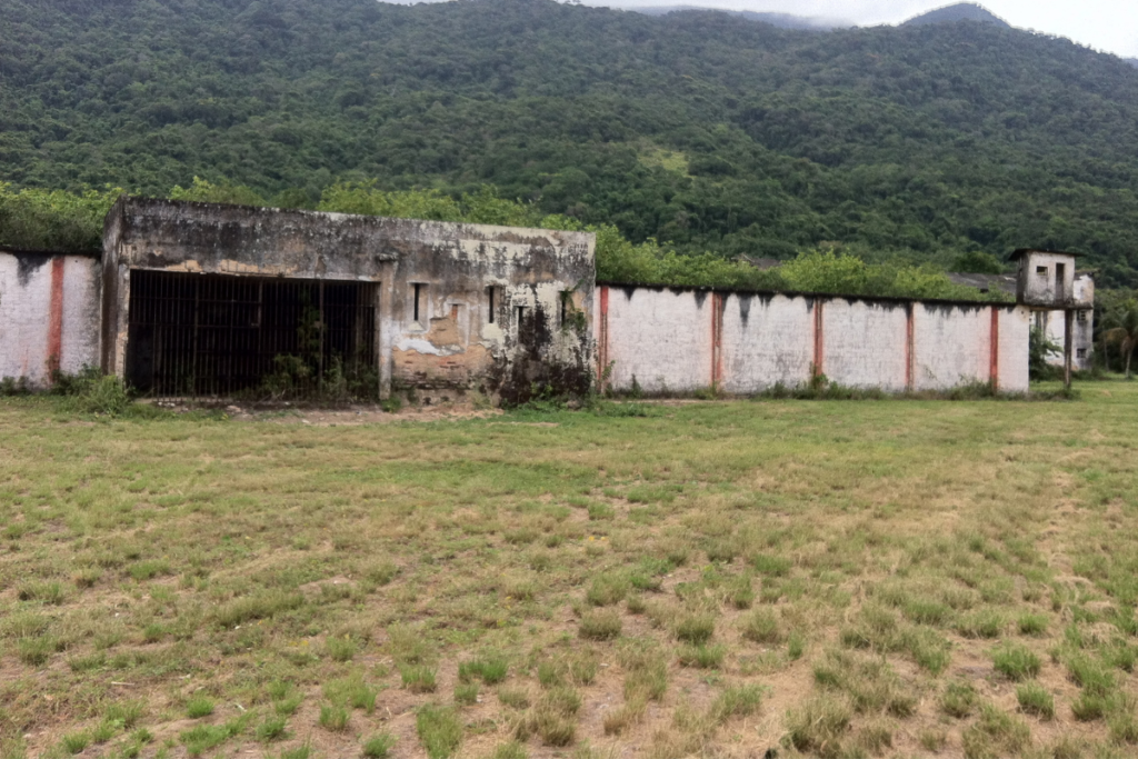 Ruínas de pedra do antigo Instituto Penal Cândido Mendes sendo tomadas pela vegetação da Mata Atlântica em Dois Rios, Ilha Grande